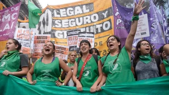 Paula Bistagnino durante su exposición en Ronda de Investigación sobre el acceso al aborto en Argentina