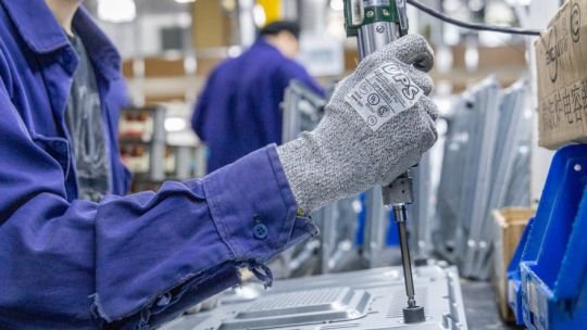 Vista de una planta industrial con maquinaria detenida
