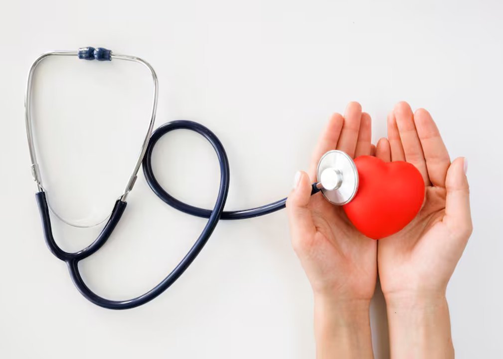 Corazón humano representado con un estetoscopio sobre fondo claro