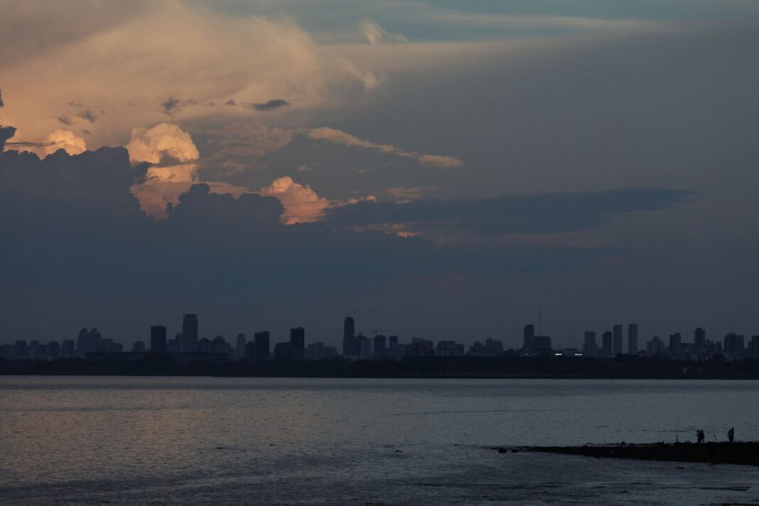 Cielo nublado sobre la ciudad de Buenos Aires con probabilidad de tormentas