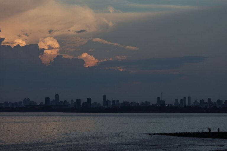 Cielo nublado sobre la ciudad de Buenos Aires con probabilidad de tormentas