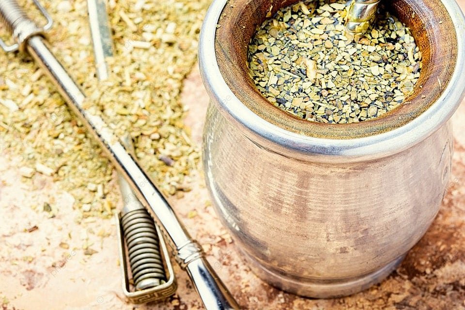 Mate y bombilla sobre una mesa
