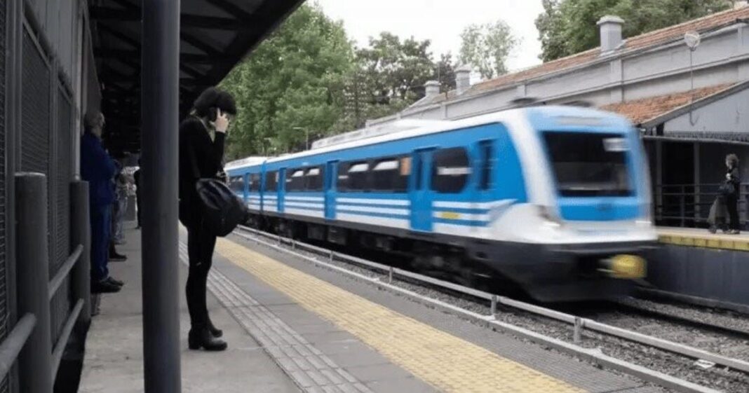 Personas viajando en un tren de la línea Mitre