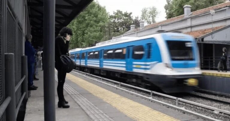 Personas viajando en un tren de la línea Mitre