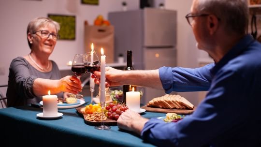 Personas compartiendo una comida en una mesa