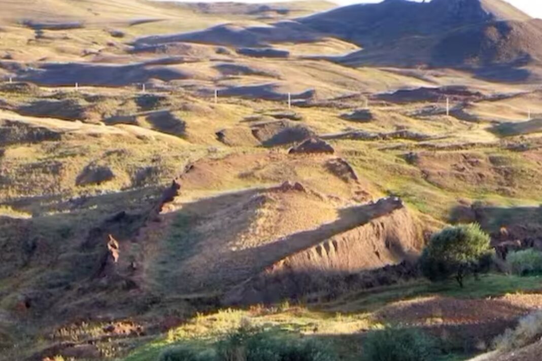 Vista de la Formación Durupınar, un montículo con forma de embarcación cerca del Monte Ararat en Turquía
