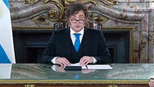 Presidente Javier Milei durante cadena nacional en Salón Blanco