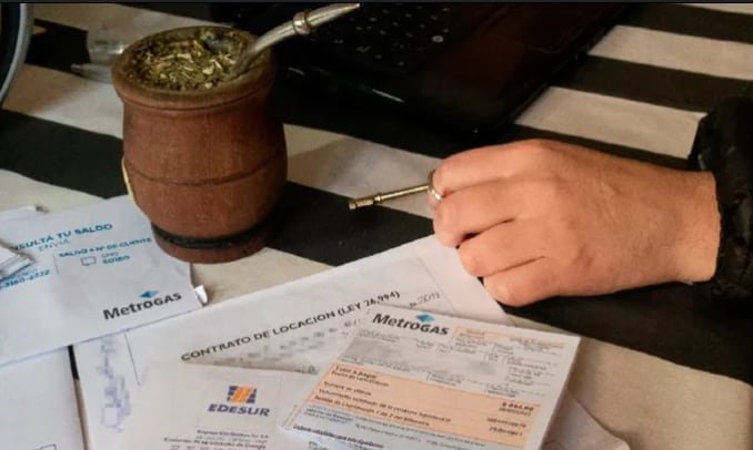 Medidor de electricidad y factura de servicio