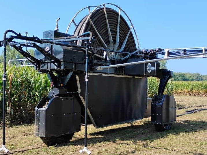 Máquina autónoma 360 RAIN aplicando agua y nutrientes sobre la línea de siembra en un campo de Illinois