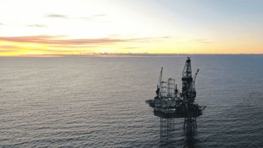 Plataforma petrolera en el mar