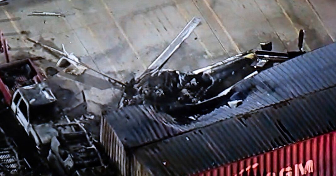 Restos de un helicóptero de noticias tras estrellarse en Los Ángeles