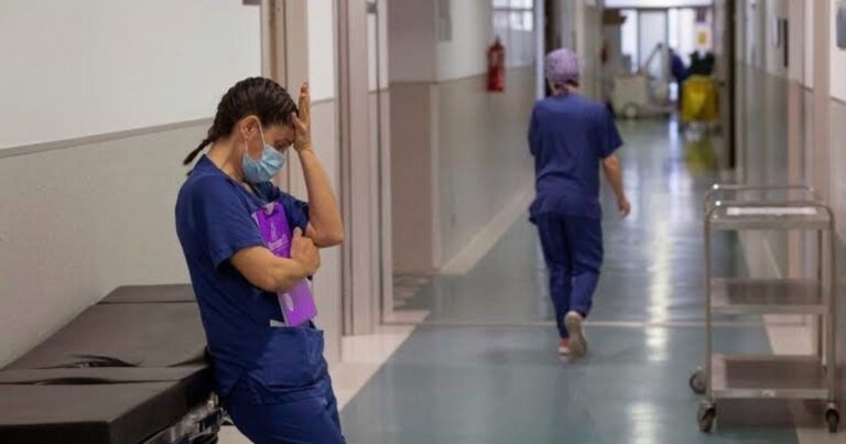 Enfermera en un hospital revisando documentación clínica