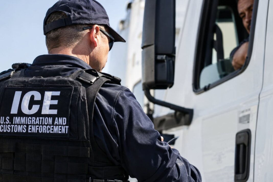 Agentes del ICE detienen a un camionero en una ruta de Estados Unidos