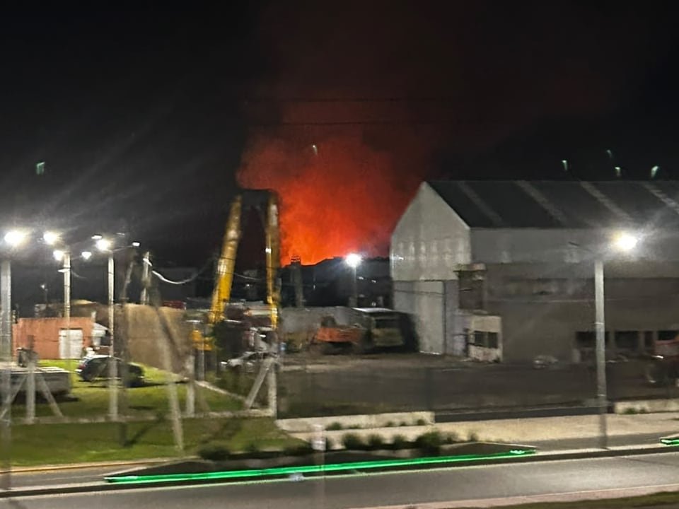 Incendio en un depósito en Sarandí, cerca del Acceso Sudeste