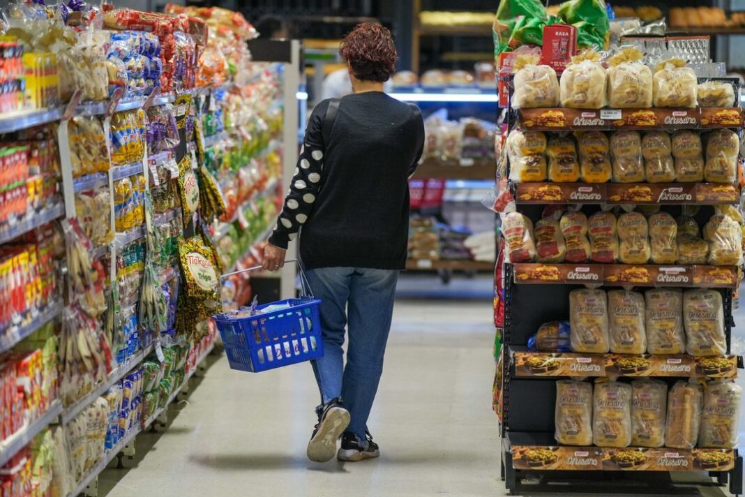 Personas comprando en un supermercado de Argentina