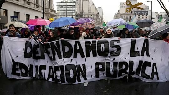 Docentes universitarios en una reunión informativa sobre financiamiento y salarios