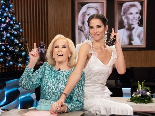 Juana Viale durante la conducción de 'La noche de Mirtha'