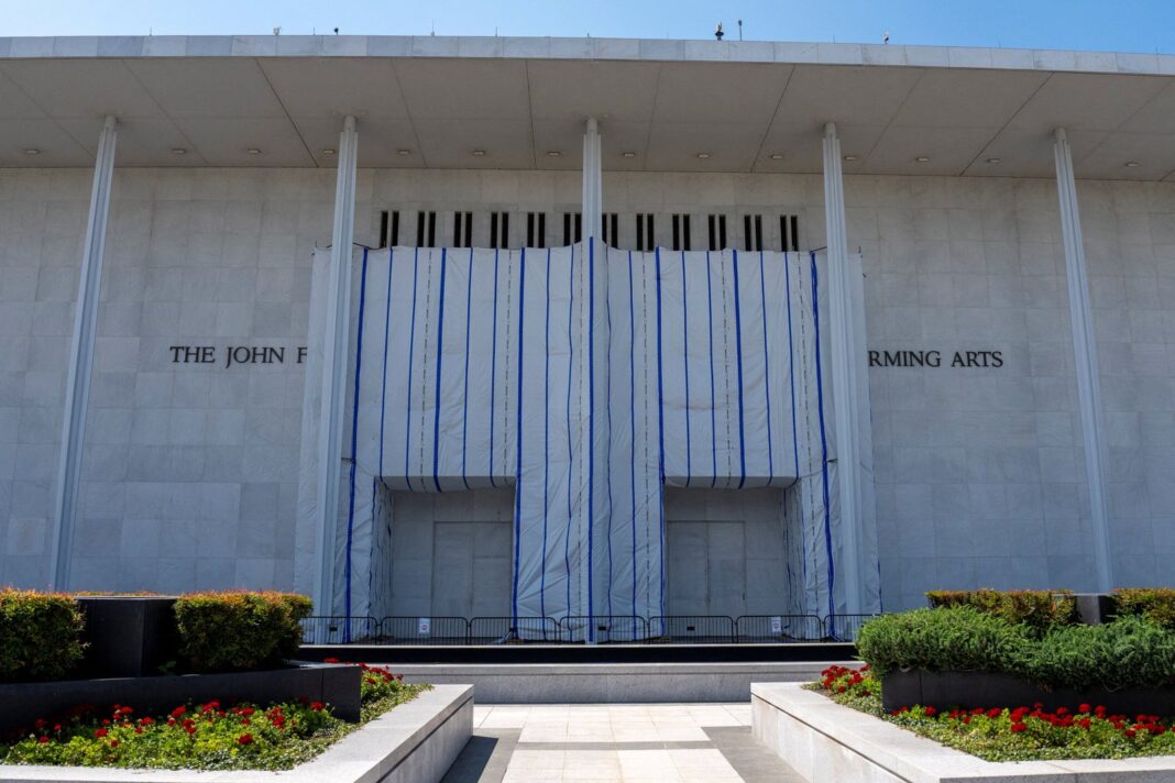 Fachada del Kennedy Center en Washington D.C. con andamios y lonas