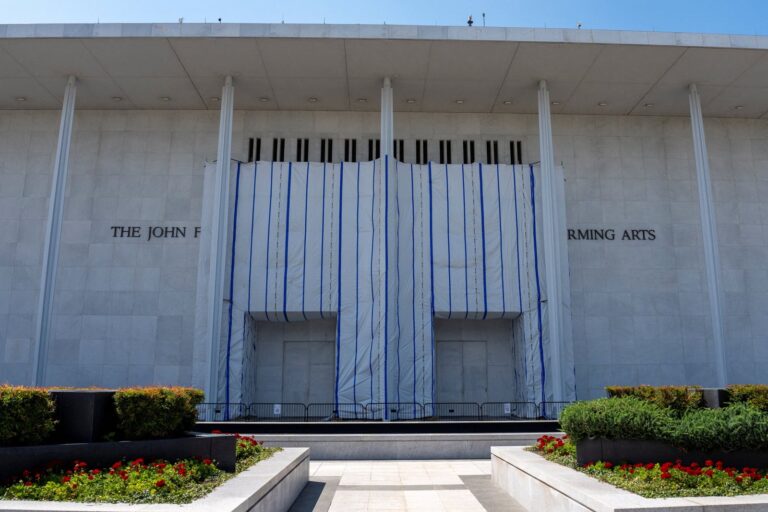 Fachada del Kennedy Center en Washington D.C. con andamios y lonas
