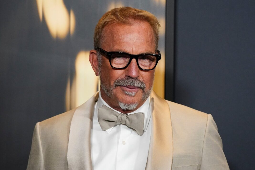 Kevin Costner y Jennifer Milburn caminando juntos en Santa Bárbara