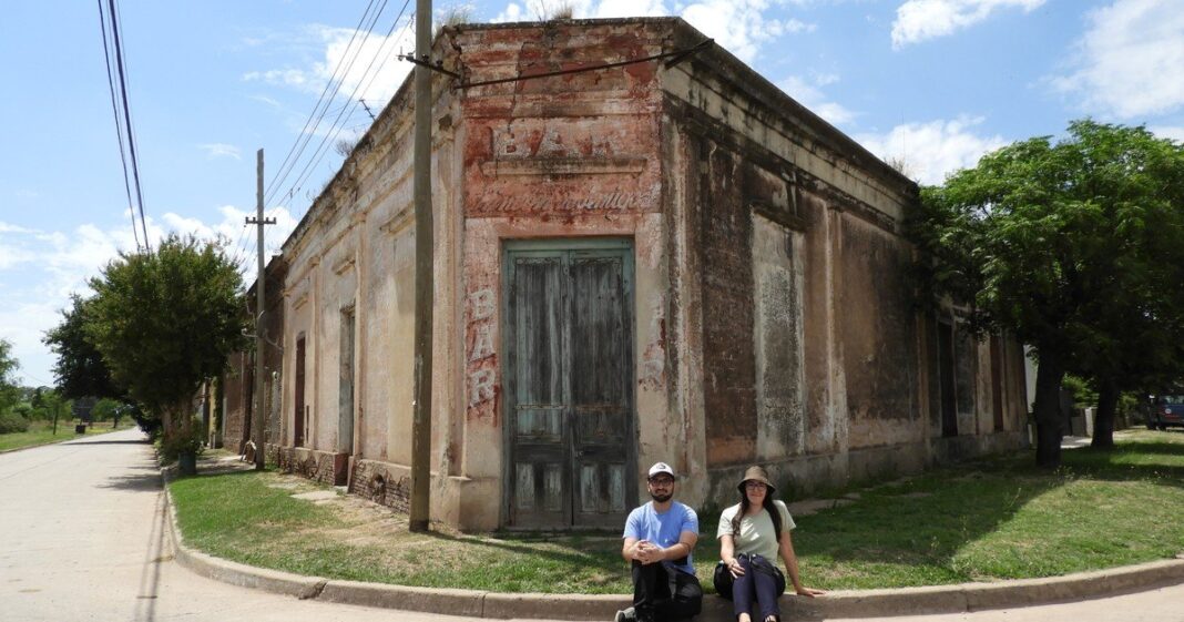Pareja turística en un pueblo de Buenos Aires