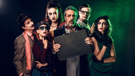 Escena de La Profecía del Albergue con elenco en el albergue transitorio