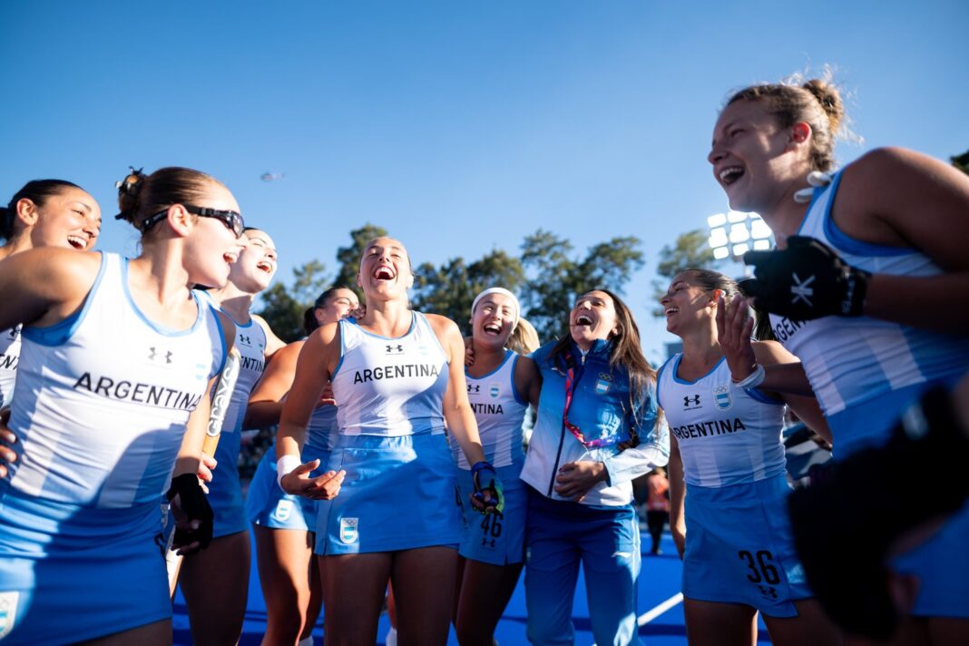 Jugadoras de Las Leonas celebrando con la medalla de oro en los Juegos Suramericanos Santa Fe 2026