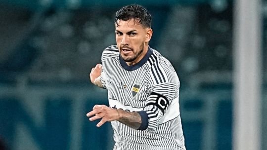 Leandro Paredes con hielo en la pierna izquierda durante el partido Boca Juniors vs Vélez