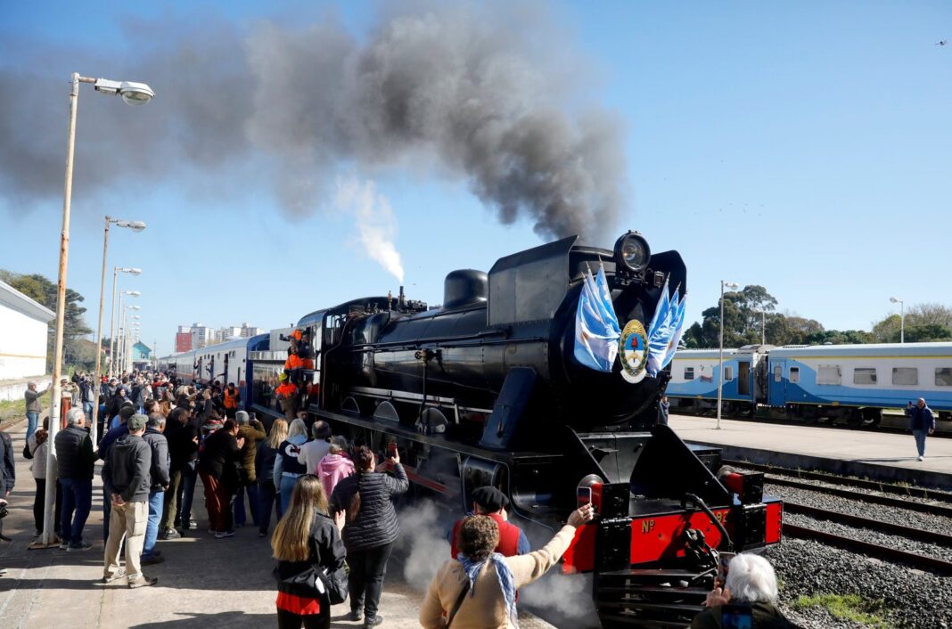 Locomotora 3925 en la Estación Ferroautomotora de Mar del Plata durante el 140° aniversario del primer tren
