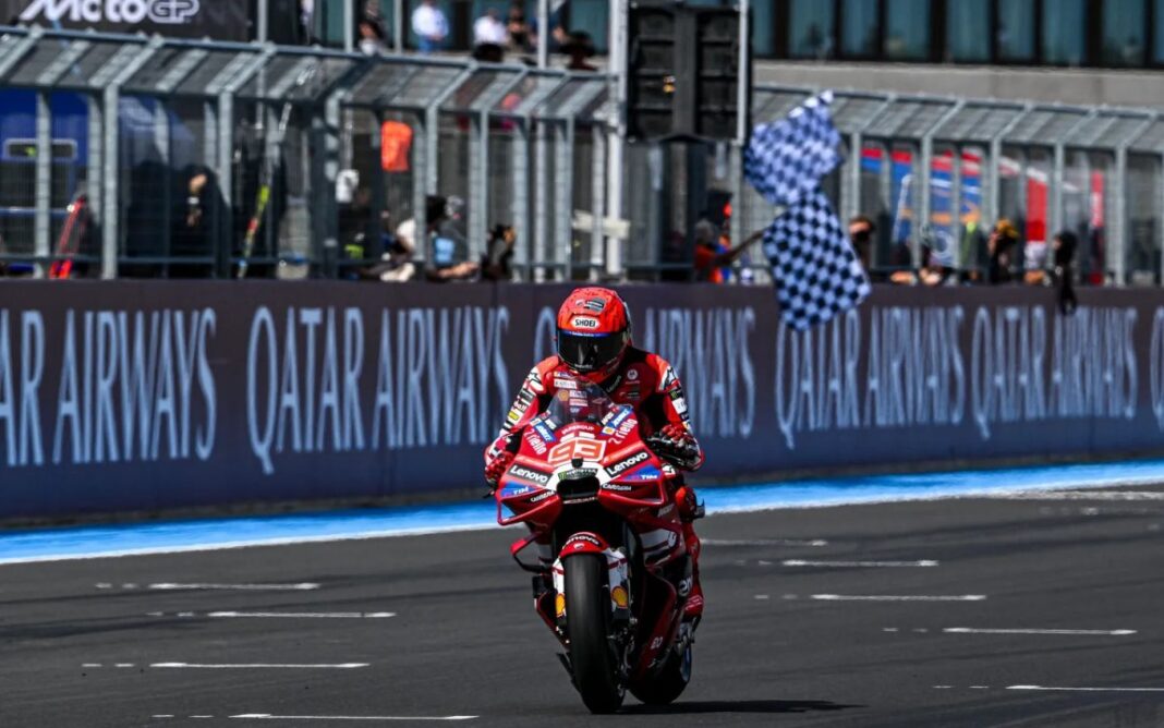 Marc Márquez celebrando la victoria en la Sprint de Moto GP en Misano