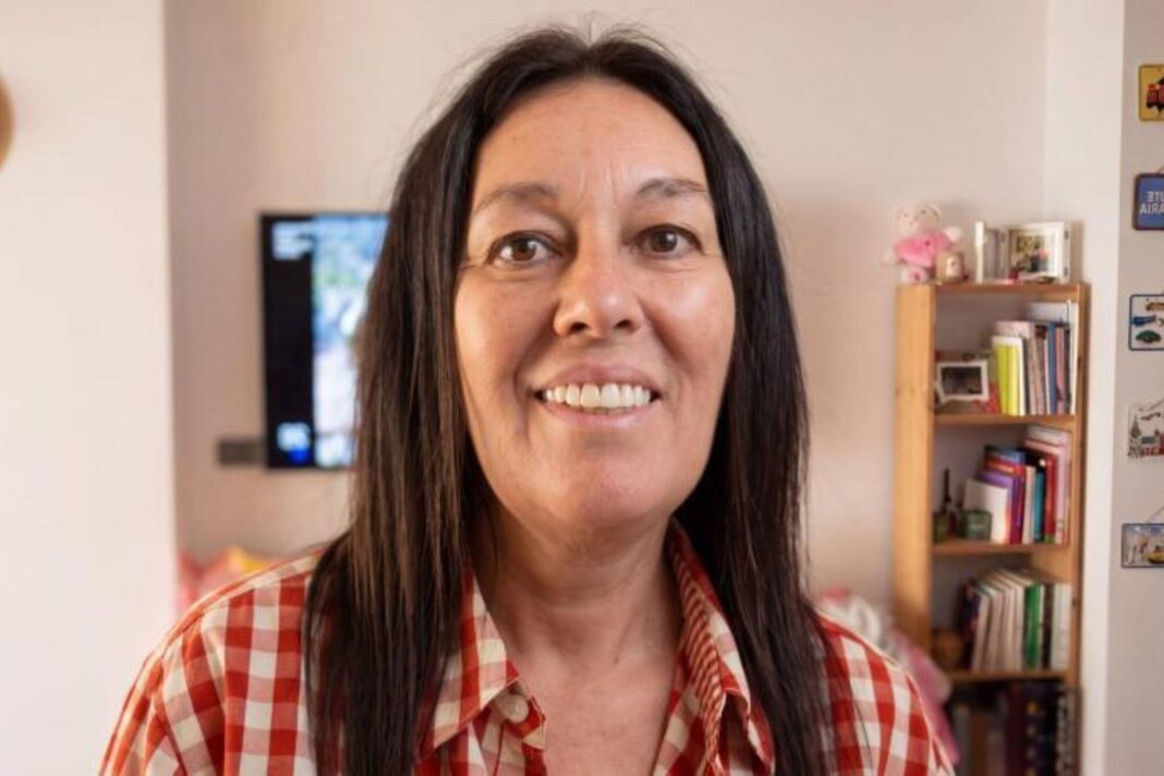 María José Valero, madre de acogida, sostiene a un bebé en su hogar