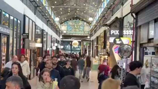 Vista del Mercado de San Telmo con personas recorriendo los puestos