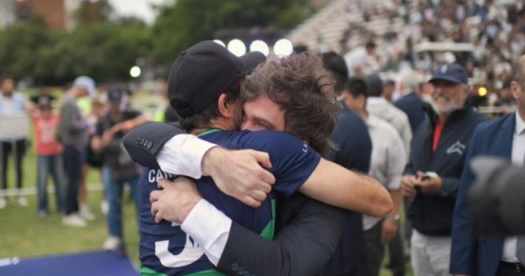 Javier Milei y Adolfo Cambiaso en la ceremonia de distinción