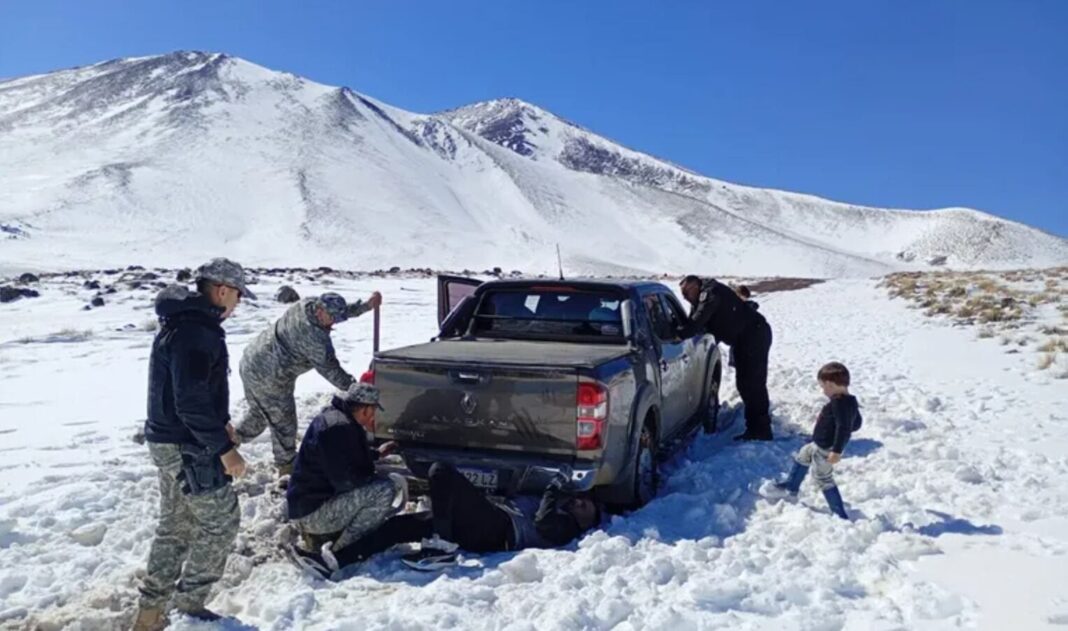 Camioneta varada en la nieve en el Cerro Wayle, Neuquén