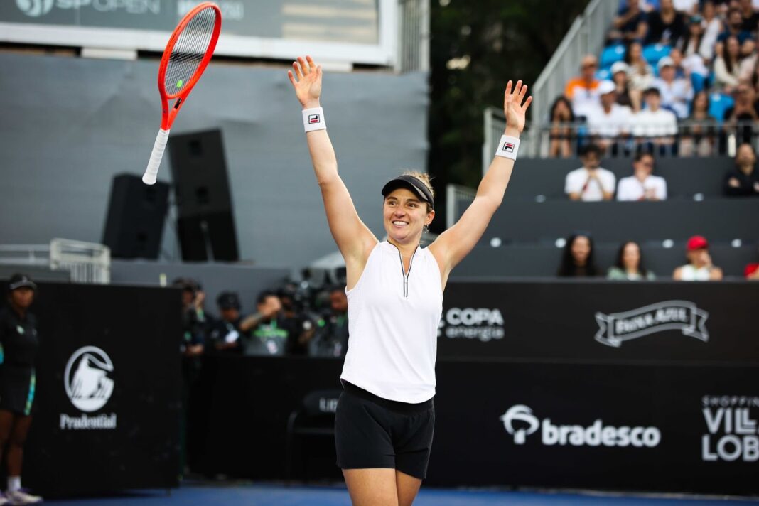 Nadia Podoroska durante un partido de tenis