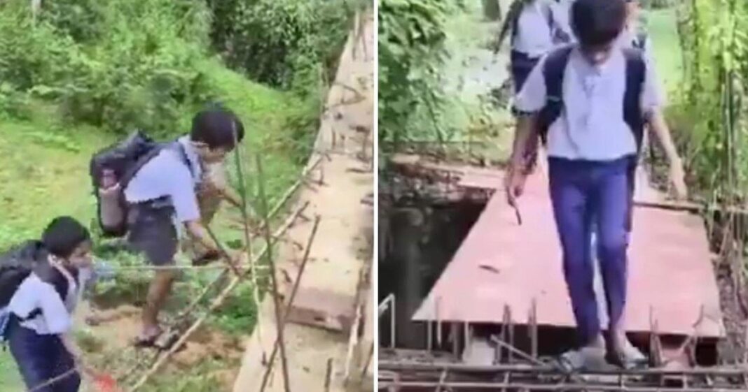 Niños escalando una estructura de hierro sobre el río Pairi en Chhattisgarh, India