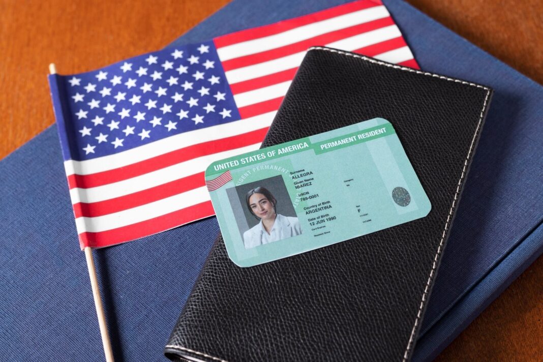 Sello del Servicio de Ciudadanía e Inmigración de Estados Unidos (Uscis) sobre un documento migratorio