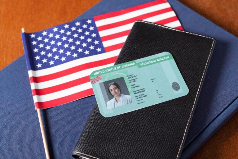 Sello del Servicio de Ciudadanía e Inmigración de Estados Unidos (Uscis) sobre un documento migratorio