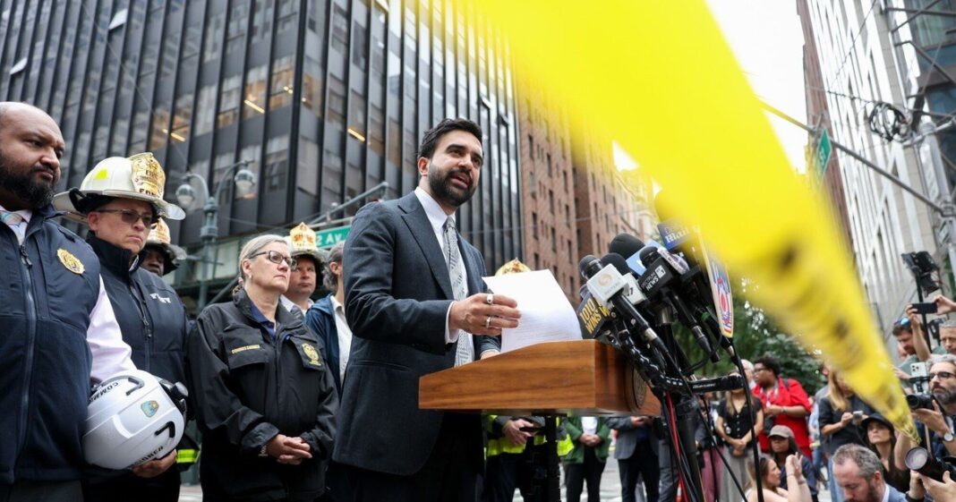 Obreros trabajando en la calle 116 de Manhattan con señalización de tránsito