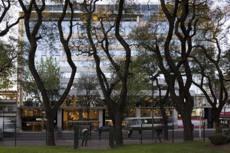 Vista de edificios en el barrio de Parque Patricios, Ciudad de Buenos Aires
