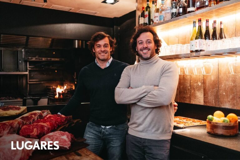 Interior del restaurante Lana en Madrid, con la parrilla a la vista y mesas dispuestas para el servicio