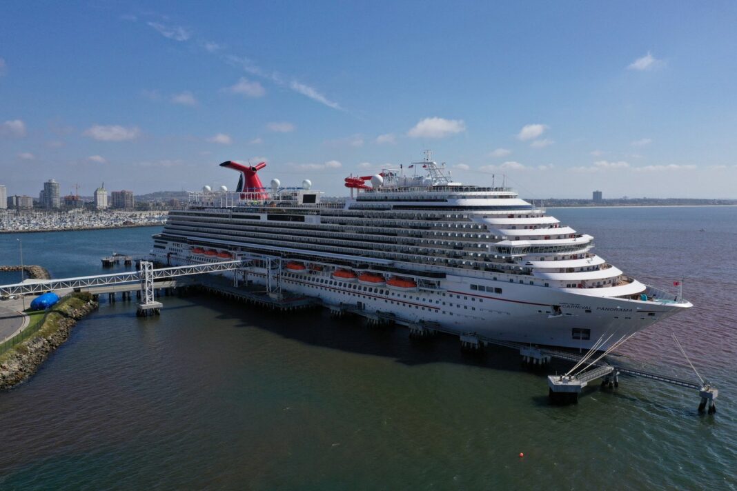 Crucero Carnival Panorama navegando en el océano Pacífico