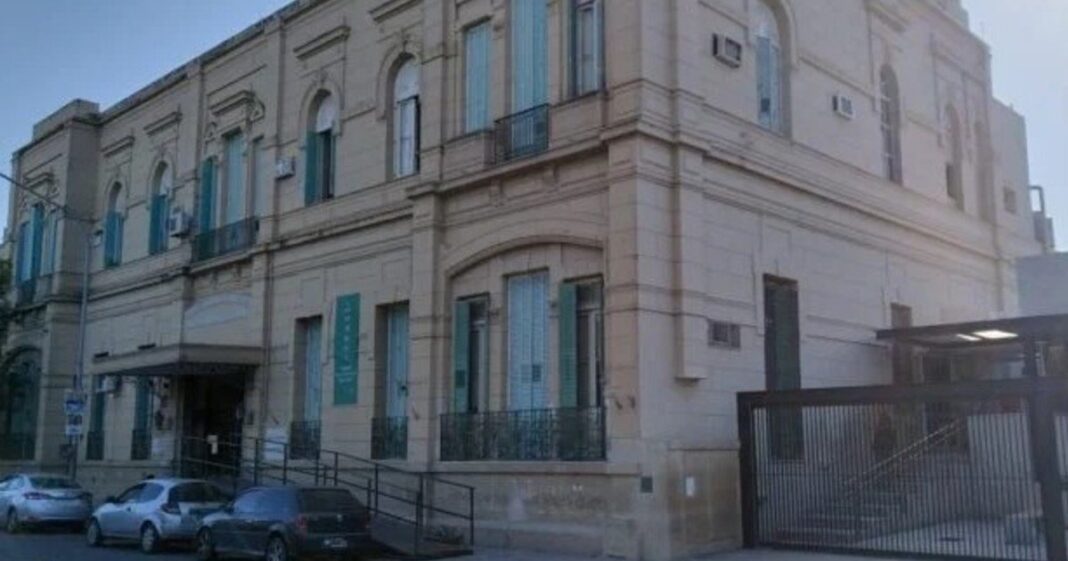 Patrullero incrustado en la entrada del Hospital Cullen de Santa Fe