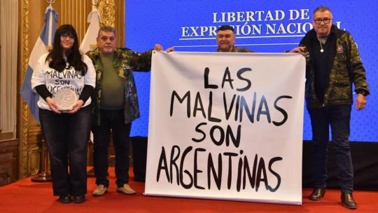 Bandera con la leyenda Las Malvinas son argentinas desplegada en los Premios Perfil