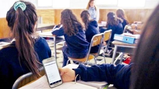 Estudiantes argentinos rindiendo la prueba PISA 2025 en un aula escolar