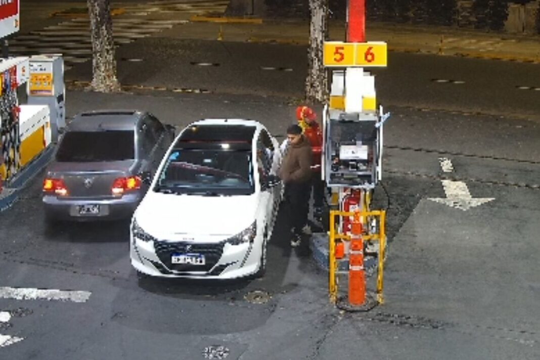 Pity Álvarez en una estación de servicio