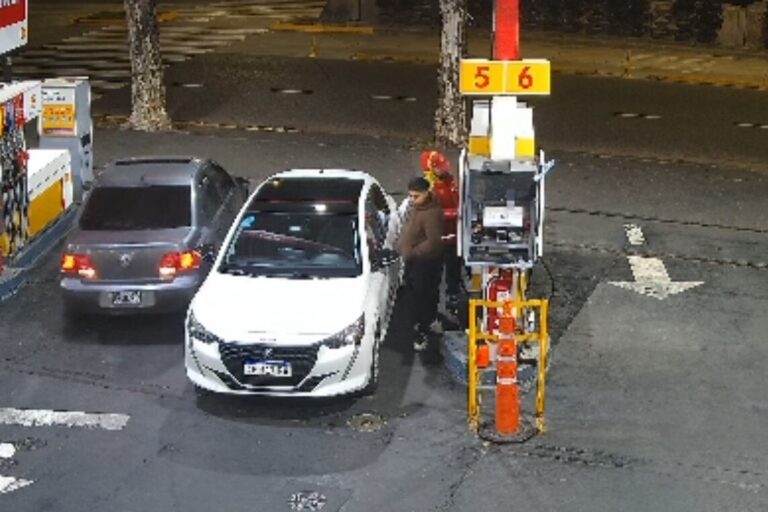 Pity Álvarez en una estación de servicio