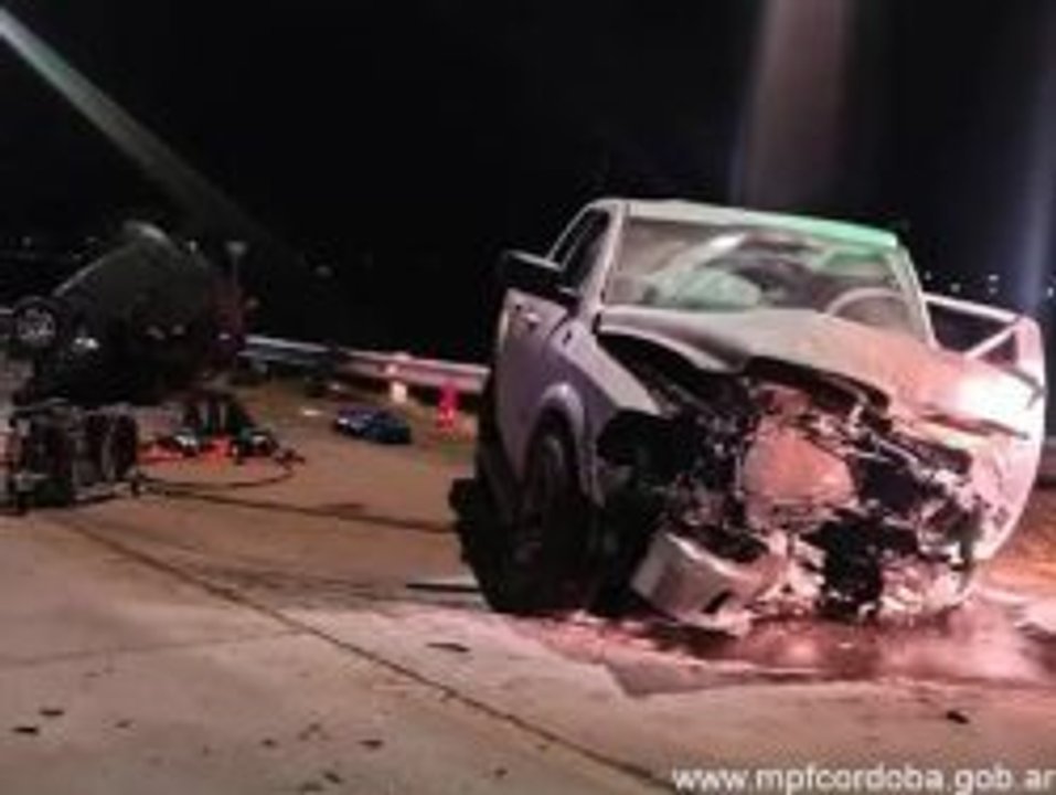 Camioneta RAM 1500 siniestrada tras choque frontal en Alta Gracia