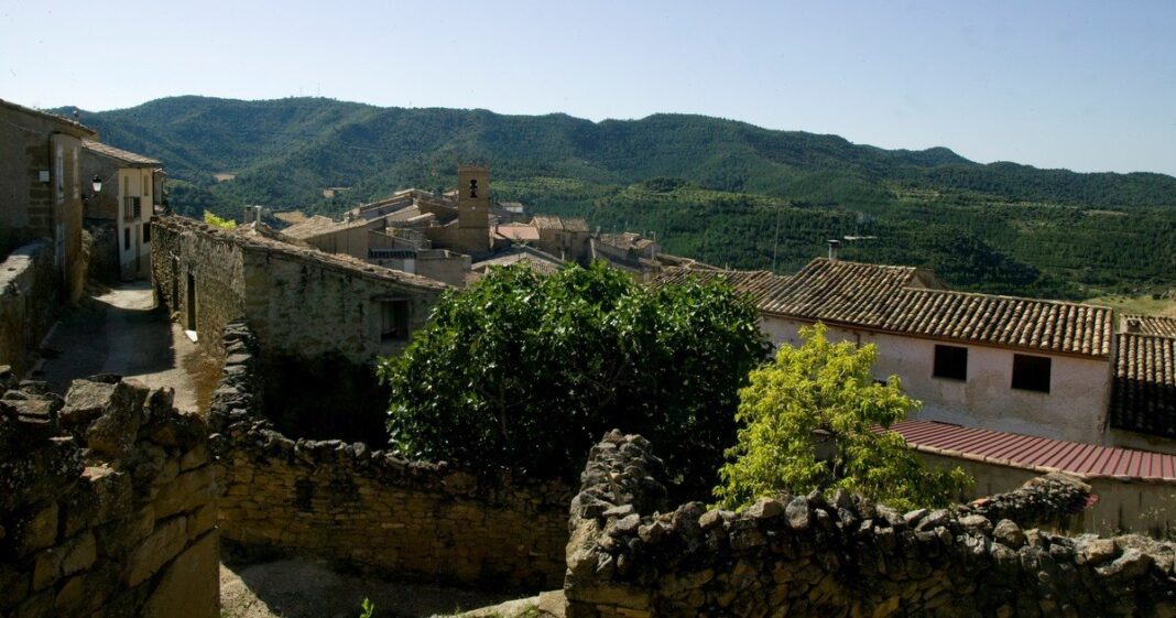 Vista de Orés, un pequeño pueblo de Zaragoza, España, con casas de piedra y calles estrechas