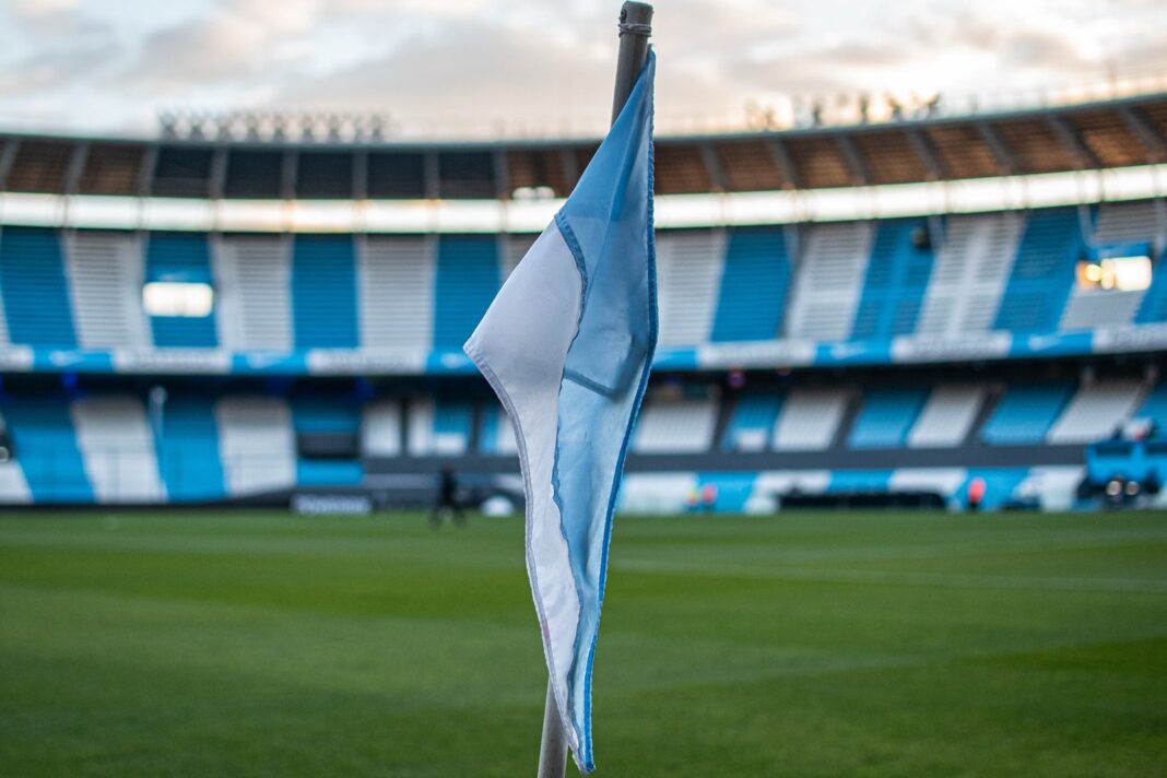 Estadio Presidente Perón, cancha de Racing Club, en un partido nocturno
